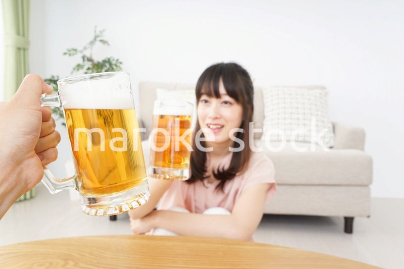 ビールを飲む若い女性