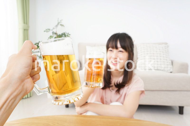 ビールを飲む若い女性