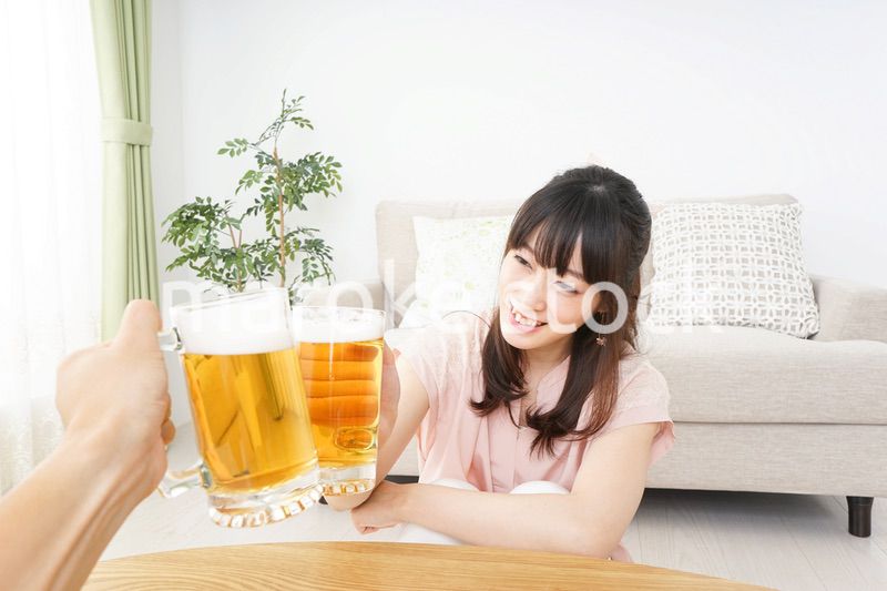 ビールを飲む若い女性
