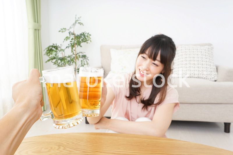 ビールを飲む若い女性