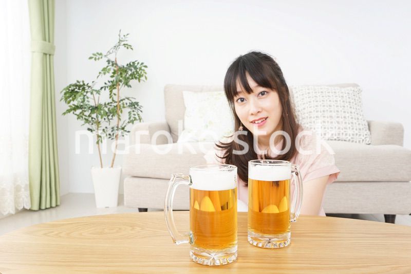 ビールを飲む若い女性
