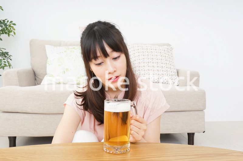 ビールを飲む若い女性