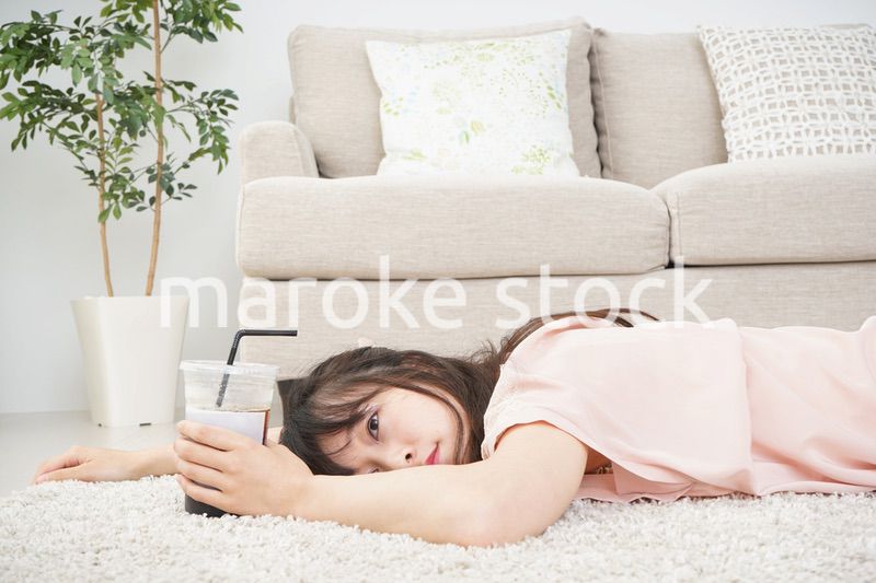 部屋でコーヒーを飲む若い女性