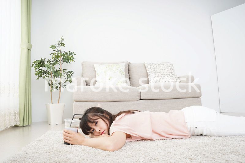 部屋でコーヒーを飲む若い女性