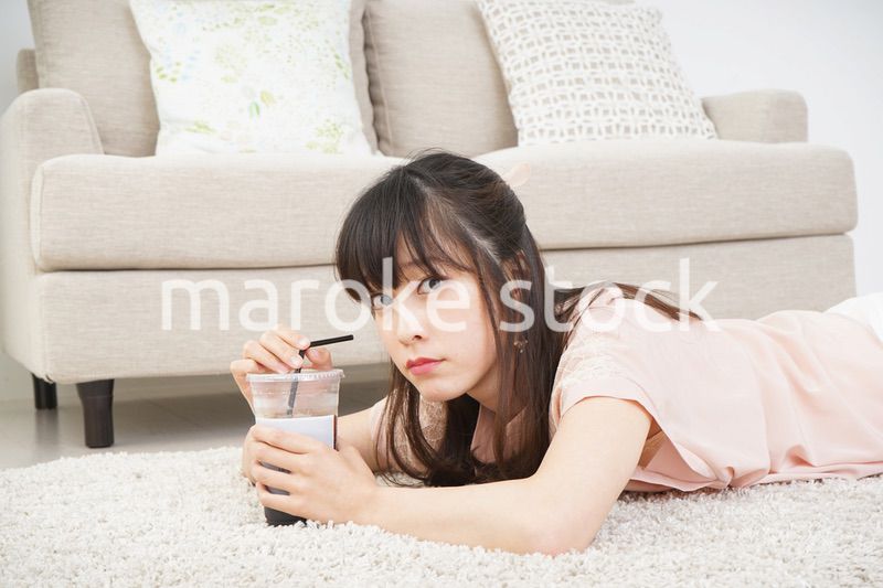 部屋でコーヒーを飲む若い女性