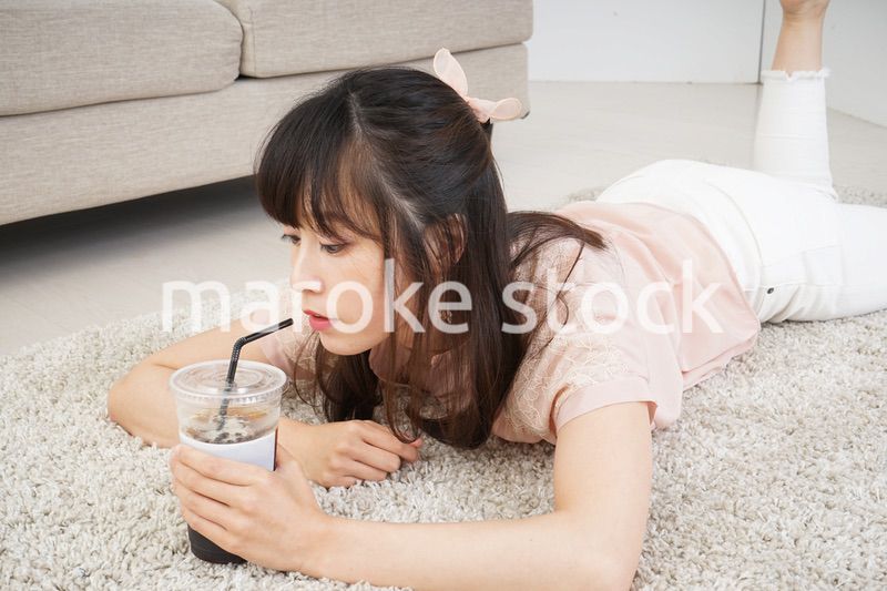 部屋でコーヒーを飲む若い女性