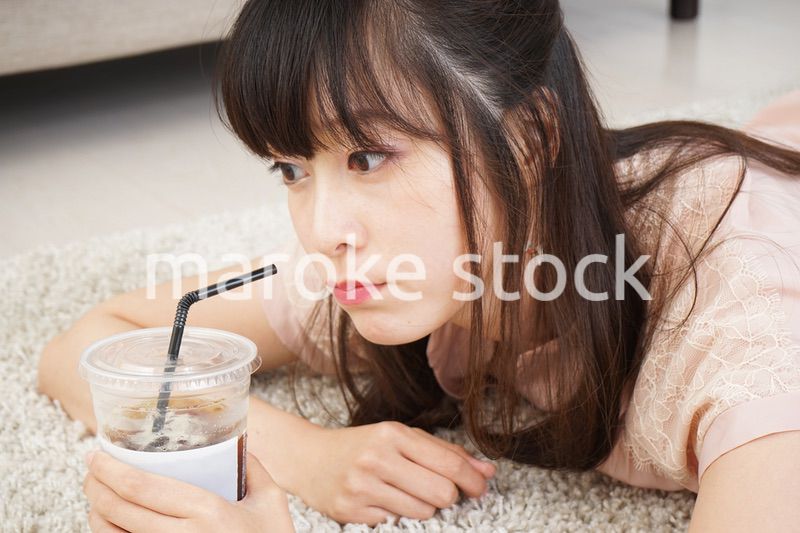 部屋でコーヒーを飲む若い女性