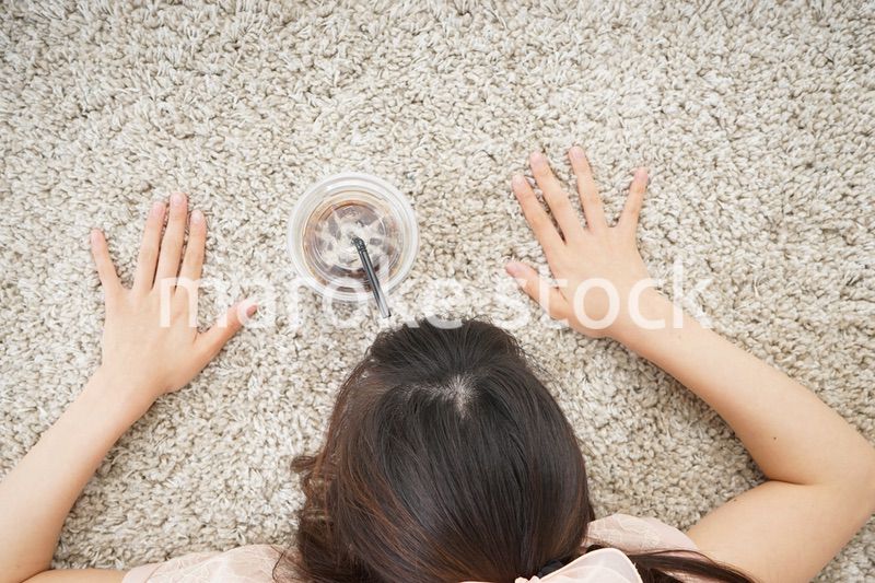 部屋でコーヒーを飲む若い女性