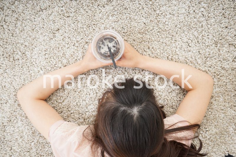 部屋でコーヒーを飲む若い女性