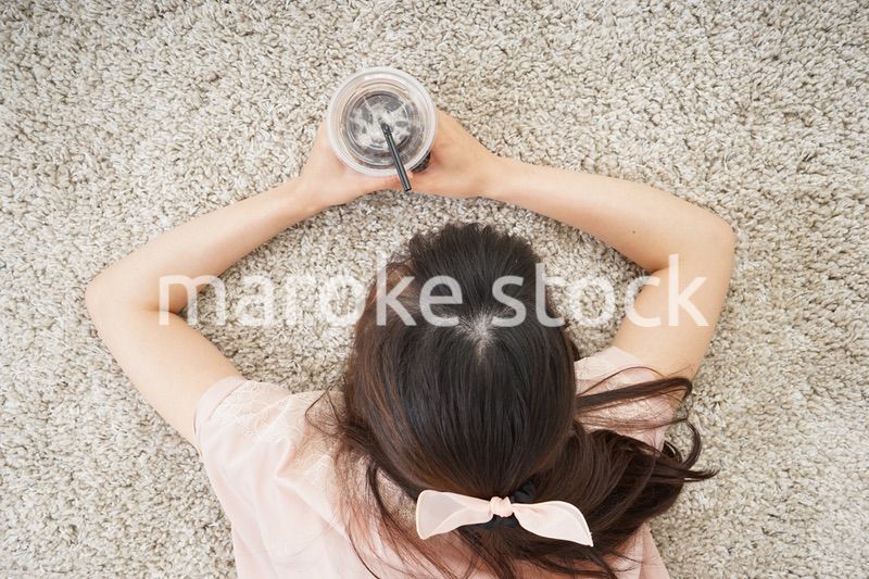 部屋でコーヒーを飲む若い女性