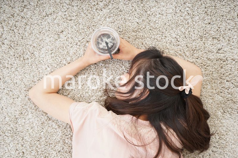 部屋でコーヒーを飲む若い女性