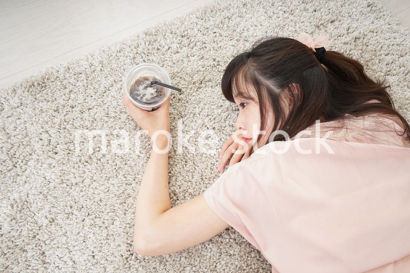 部屋でコーヒーを飲む若い女性