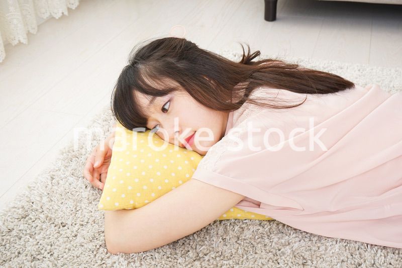 自宅で寝る若い女性