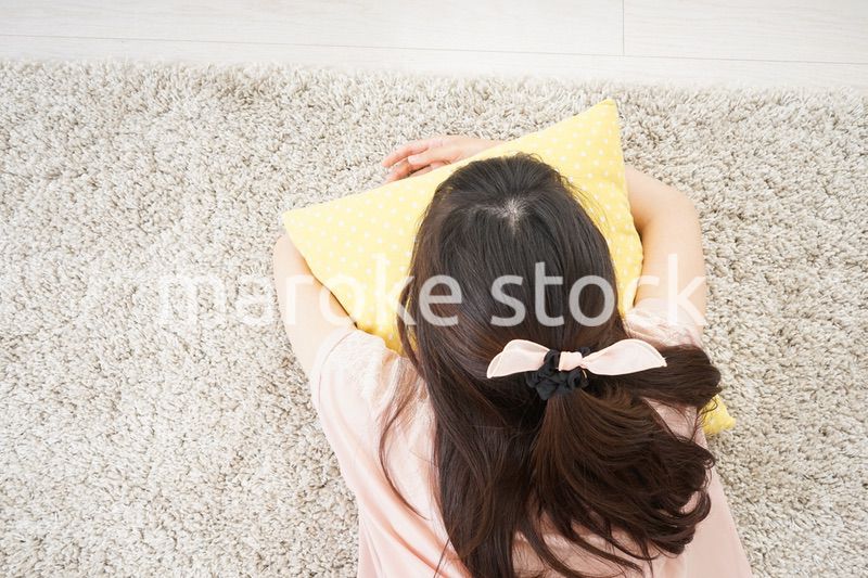 自宅で寝る若い女性