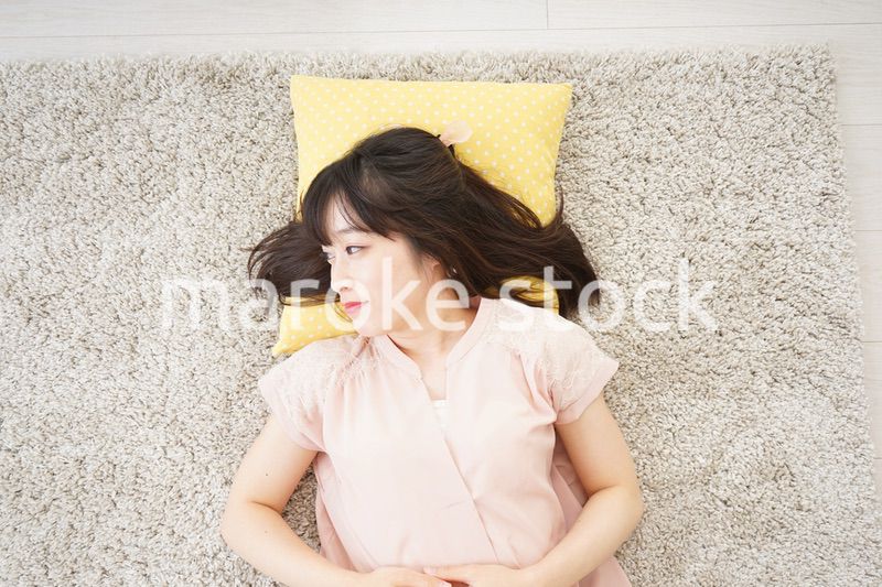 自宅で寝る若い女性