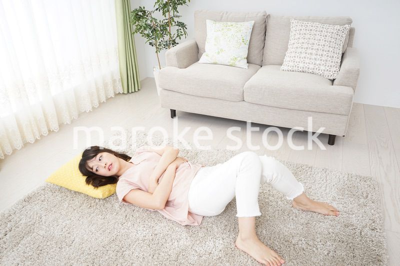 自宅で寝る若い女性