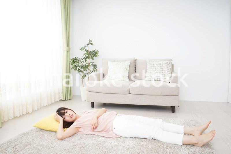 自宅で寝る若い女性