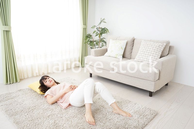 自宅で寝る若い女性