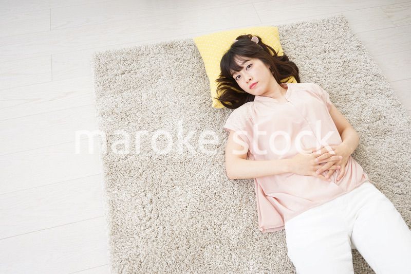 自宅で寝る若い女性