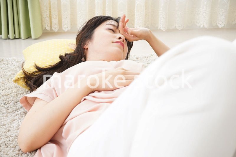 自宅で寝る若い女性