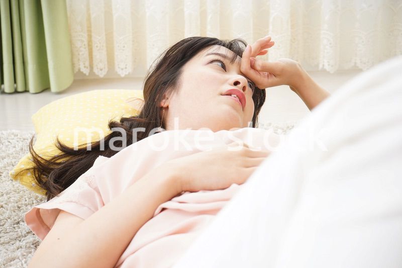 自宅で寝る若い女性