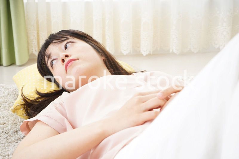自宅で寝る若い女性