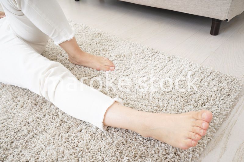 自宅で寝る若い女性