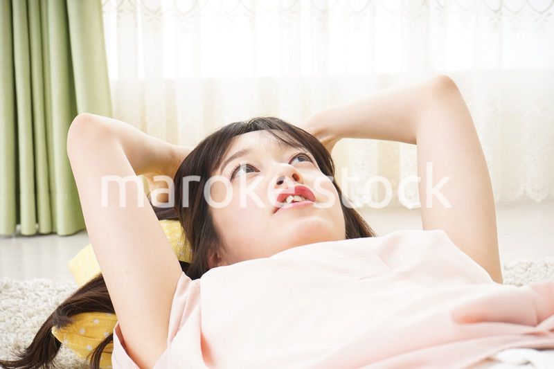 自宅で寝る若い女性