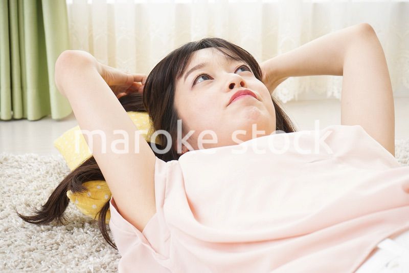 自宅で寝る若い女性