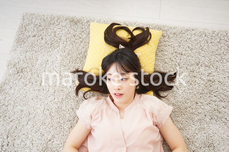 自宅で寝る若い女性