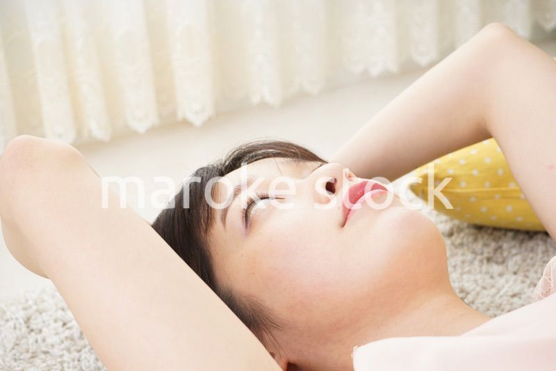 自宅で寝る若い女性