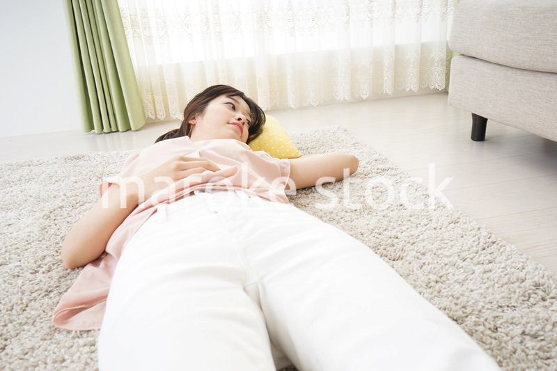 自宅で寝る若い女性