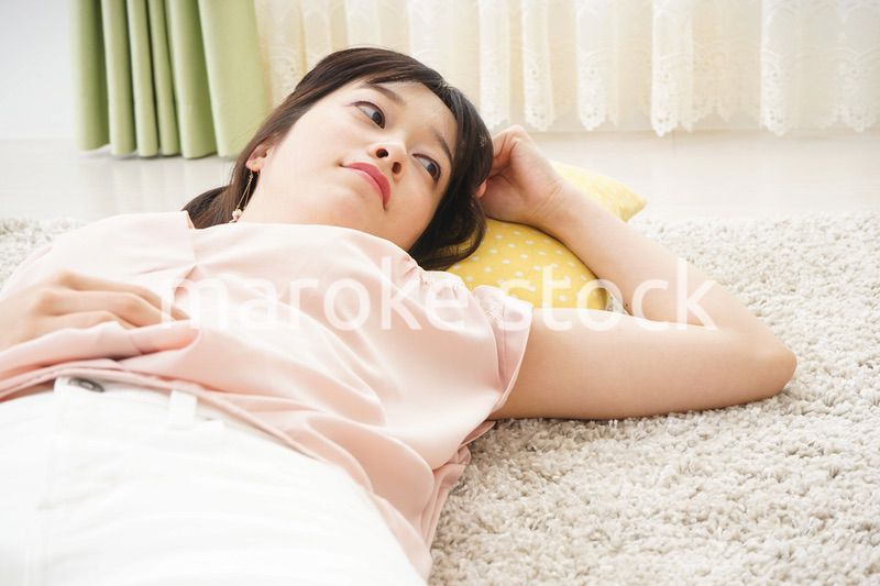 自宅で寝る若い女性