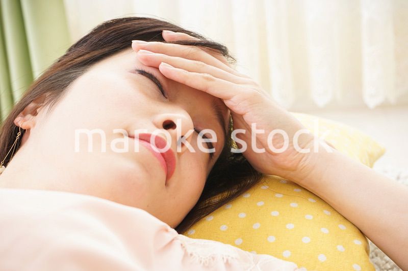 自宅で寝る若い女性