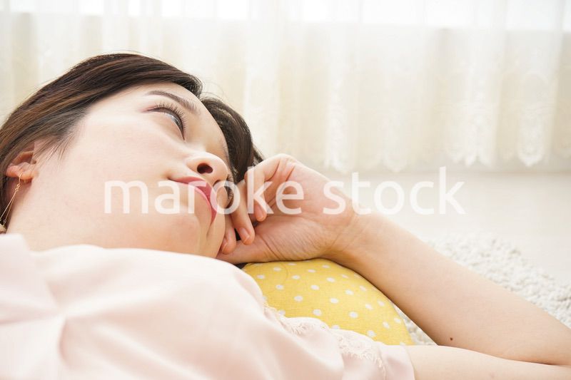 自宅で寝る若い女性