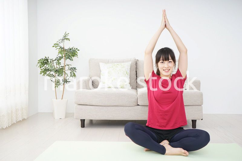 ヨガをする若い女性
