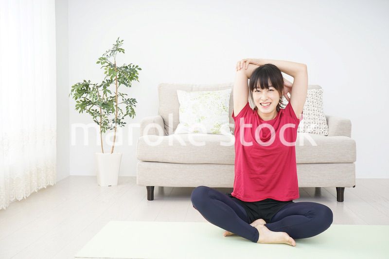 ストレッチをする若い女性