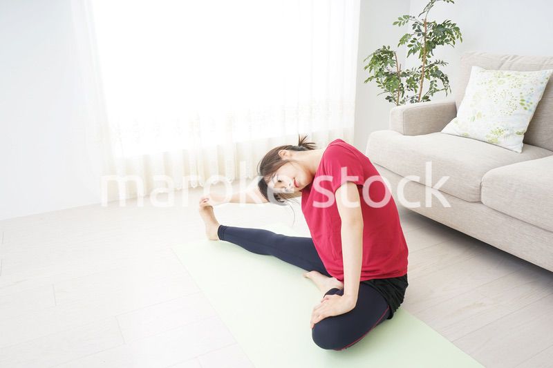 ストレッチをする若い女性