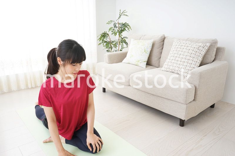 ストレッチをする若い女性