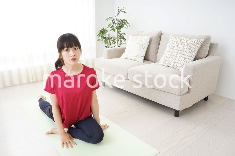 ストレッチをする若い女性