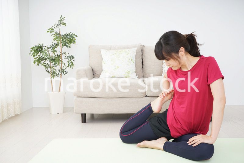 ストレッチをする若い女性