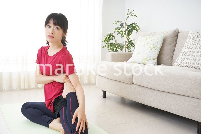 ストレッチをする若い女性