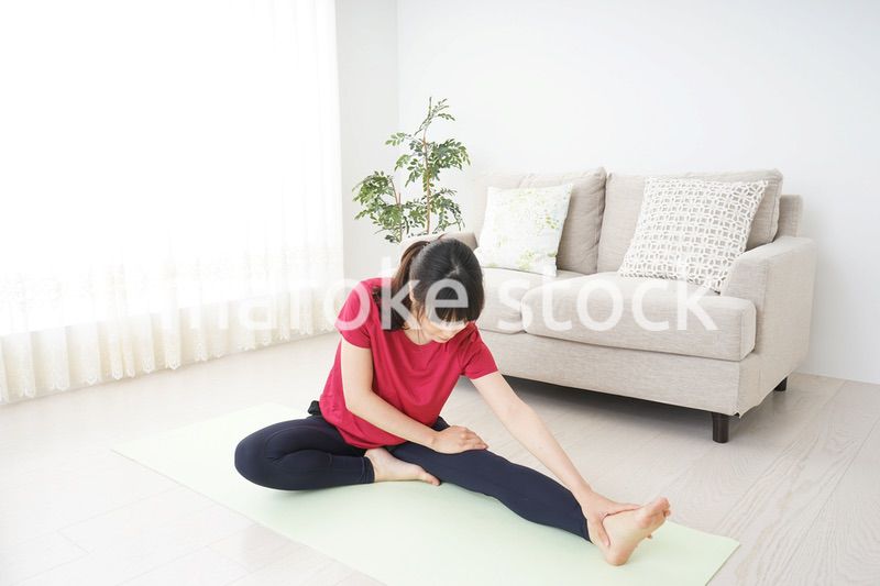 ストレッチをする若い女性