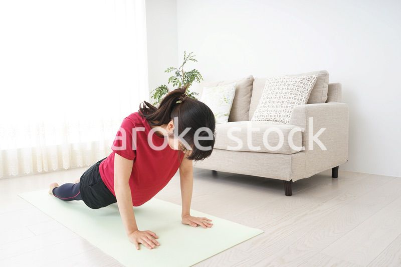 筋トレをする若い女性