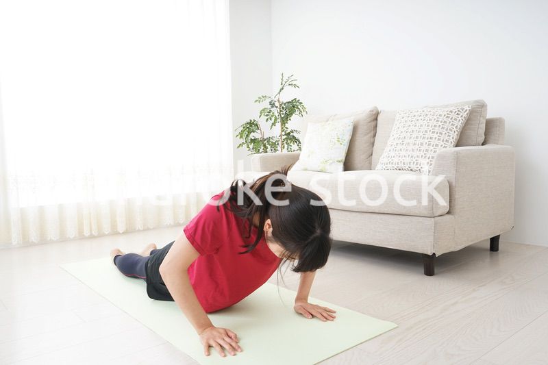 筋トレをする若い女性