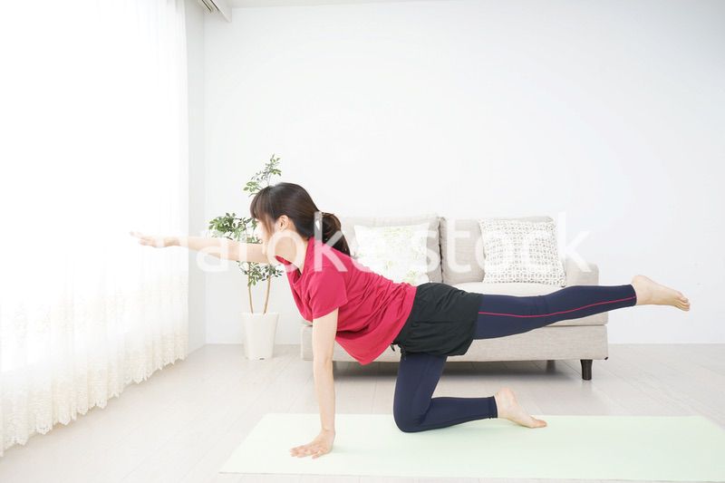 ストレッチをする若い女性