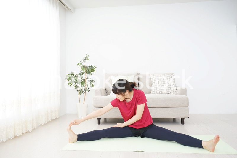 ストレッチをする若い女性