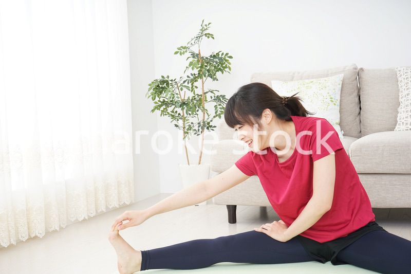 ストレッチをする若い女性