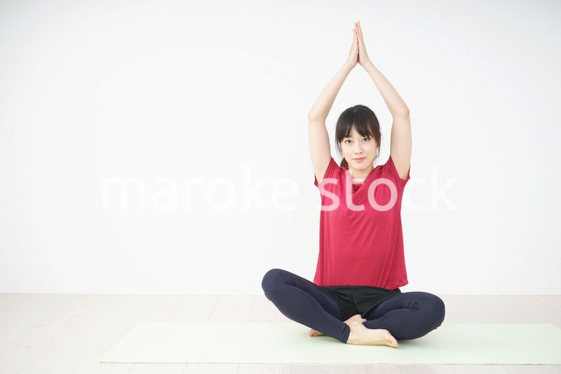 ヨガをする若い女性