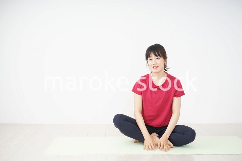 ストレッチをする若い女性